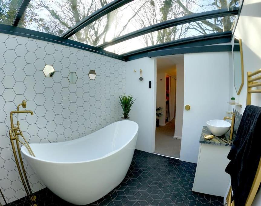 Romance - Stargazing - Hot Tub & Sauna! * Camborne