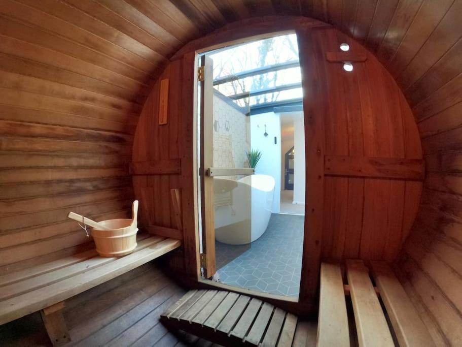 Romance - Stargazing - Hot Tub & Sauna! Camborne