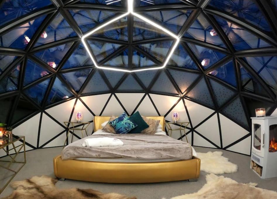 Romance - Stargazing - Hot Tub & Sauna! Camborne
