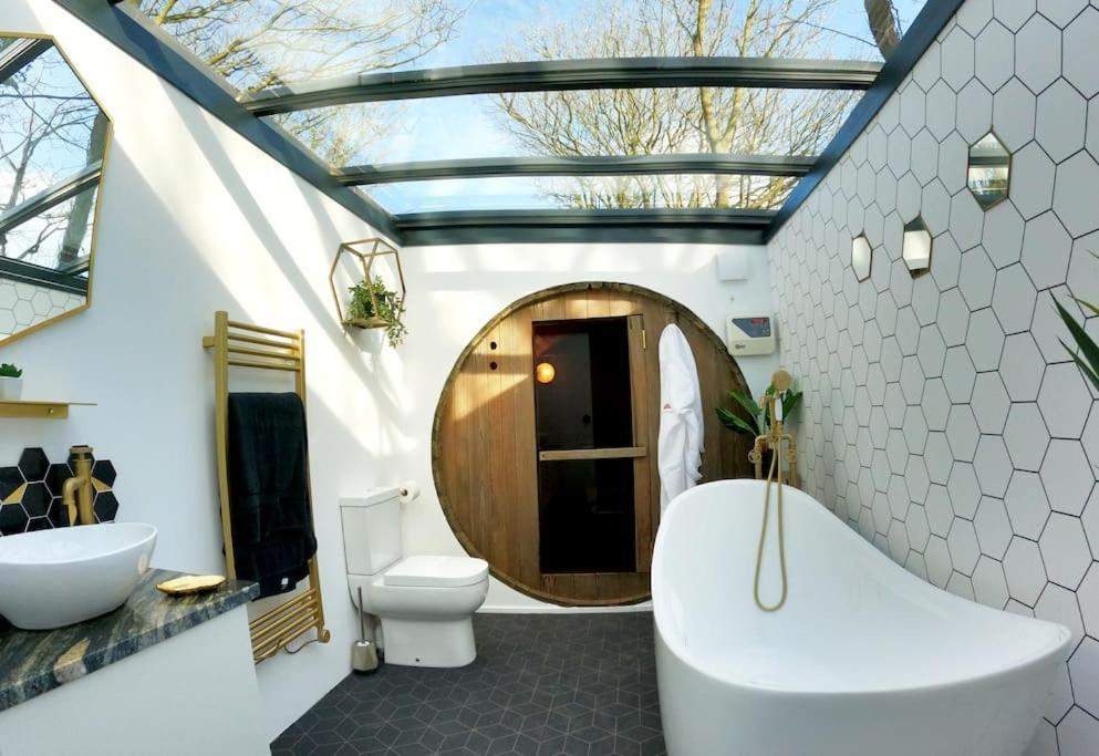 Holiday home Romance - Stargazing - Hot Tub & Sauna!